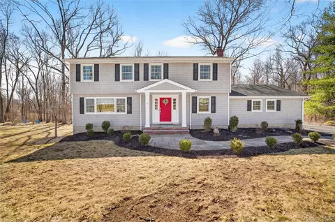 9 Mohawk Ln, Yorktown Heights, NY 10598