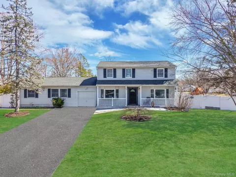 3 Heather Ct, Centereach, NY 11720