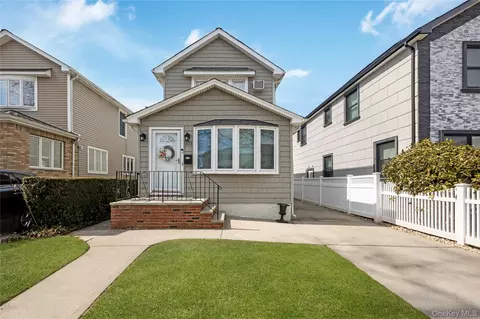 921 N 5th St, North Hempstead, NY 11040
