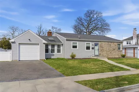 111 Shepherd St, Rockville Centre, NY 11570