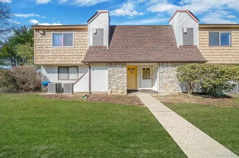 222 Pointe Cir N #2, Coram, NY 11727