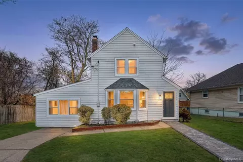 19 W Side Ave, Bay Shore, NY 11706