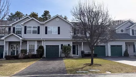 110 Willow Wood Dr, Oakdale, NY 11769