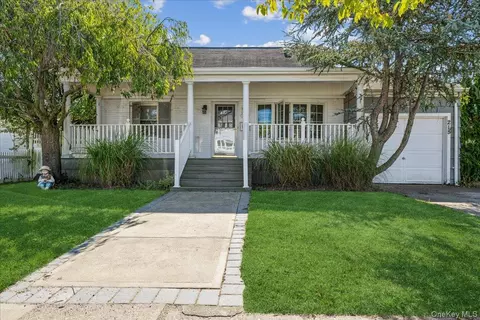 215 W Granada Ave, Lindenhurst, NY 11757