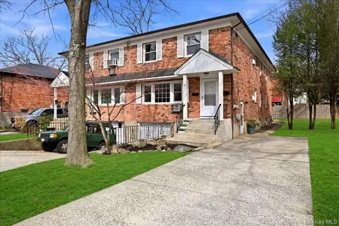 7 Anchorage Rd, North Hempstead, NY 11050