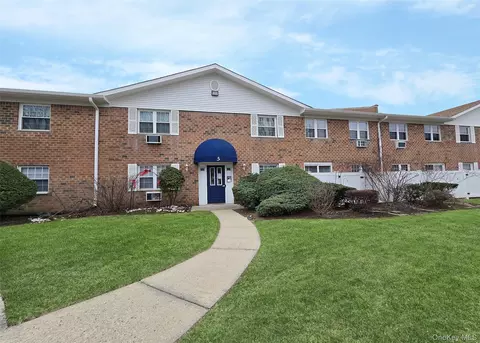 460 Old Town Rd #5B, Brookhaven, NY 11772
