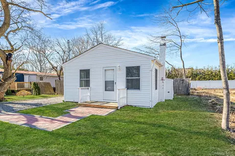 42 Oak Dr, Riverhead, NY 11901