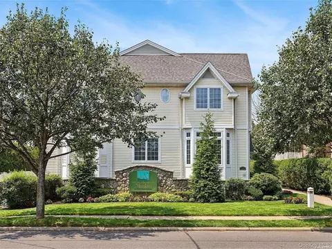 106 Morris Ave #7, Rockville Centre, NY 11570