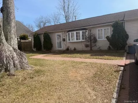 30 Tamarack St, Central Islip, NY 11722