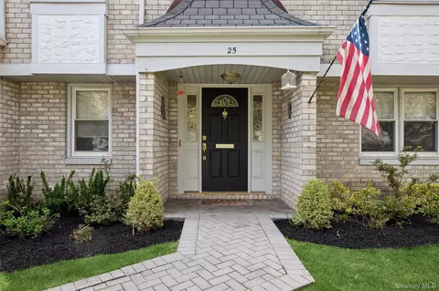 25 Fairway Cir S, North Hempstead, NY 11030
