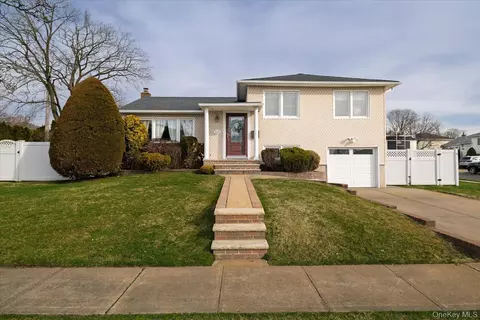3643 Woodward Ave, Seaford, NY 11783