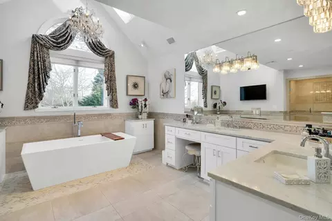 Bath - 10 Beech Rd, Islip, NY 11751 photo 2 of 4