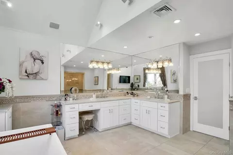 Bath - 10 Beech Rd, Islip, NY 11751 photo 3 of 4