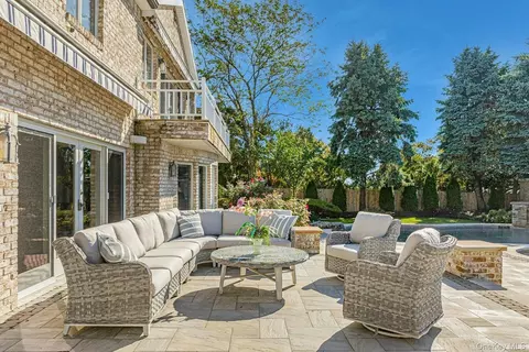 Exterior - 10 Beech Rd, Islip, NY 11751 photo 10 of 14