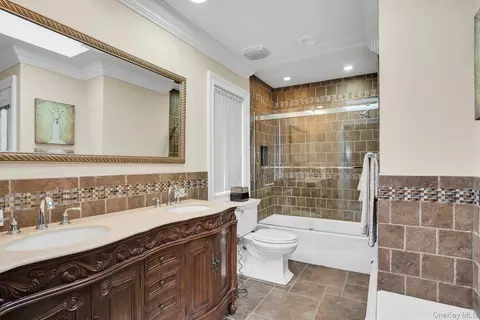 Bath - 10 Beech Rd, Islip, NY 11751 photo 4 of 4
