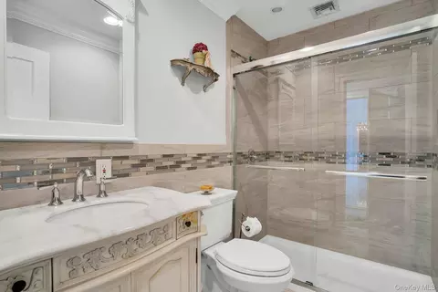 Bath - 10 Beech Rd, Islip, NY 11751 photo 1 of 4