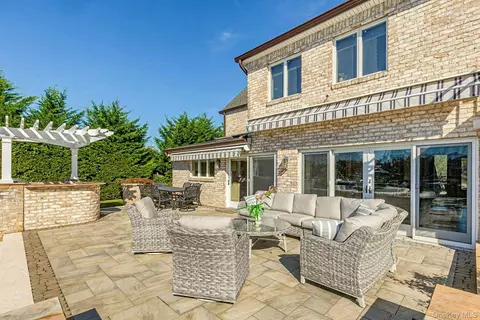 Exterior - 10 Beech Rd, Islip, NY 11751 photo 11 of 14