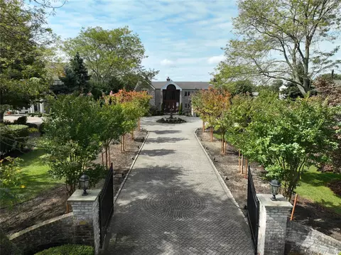 Exterior - 10 Beech Rd, Islip, NY 11751 photo 2 of 14