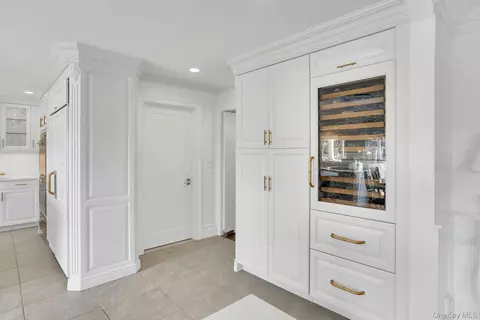 Entry Way - 10 Beech Rd, Islip, NY 11751 photo 3 of 3