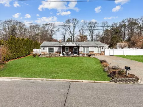 10 Heather Ct, Centereach, NY 11720
