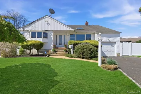 1600 Milburn Ct, Wantagh, NY 11793