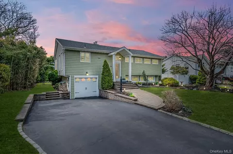 34 Secatogue Ln E, West Islip, NY 11795