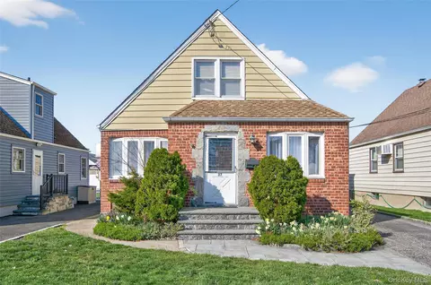 37 Manhattan Ave, North Hempstead, NY 11590