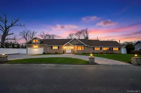 5 Kittiwake Ln, Babylon, NY 11702