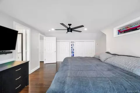 Bedroom - 5 Kittiwake Ln, Babylon, NY 11702 photo 11 of 11