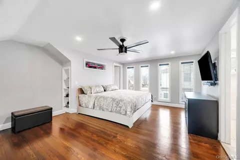 Bedroom - 5 Kittiwake Ln, Babylon, NY 11702 photo 9 of 11