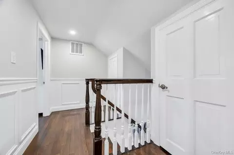 Entry Way - 5 Kittiwake Ln, Babylon, NY 11702 photo 5 of 6