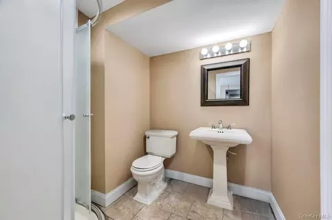 Bath - 5 Kittiwake Ln, Babylon, NY 11702 photo 5 of 7
