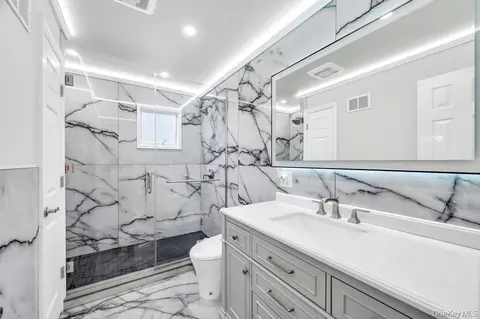 Bath - 5 Kittiwake Ln, Babylon, NY 11702 photo 3 of 7