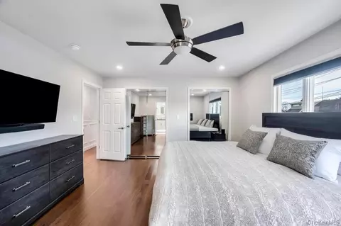 Bedroom - 5 Kittiwake Ln, Babylon, NY 11702 photo 3 of 11