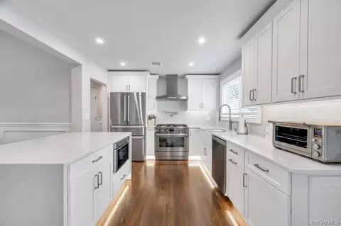 Kitchen - 5 Kittiwake Ln, Babylon, NY 11702 photo 5 of 6