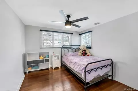 Bedroom - 5 Kittiwake Ln, Babylon, NY 11702 photo 7 of 11