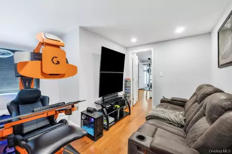 Bedroom - 5 Kittiwake Ln, Babylon, NY 11702 photo 8 of 11