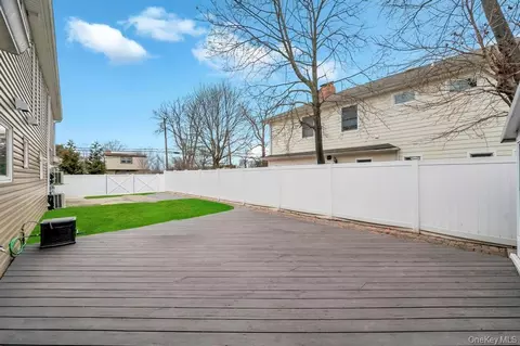 Exterior - 5 Kittiwake Ln, Babylon, NY 11702 photo 4 of 6