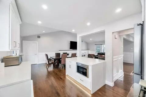 Kitchen - 5 Kittiwake Ln, Babylon, NY 11702 photo 4 of 6