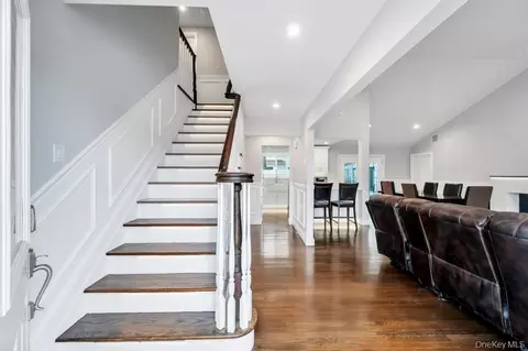 Entry Way - 5 Kittiwake Ln, Babylon, NY 11702 photo 1 of 6