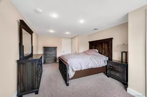 Bedroom - 5 Kittiwake Ln, Babylon, NY 11702 photo 6 of 11