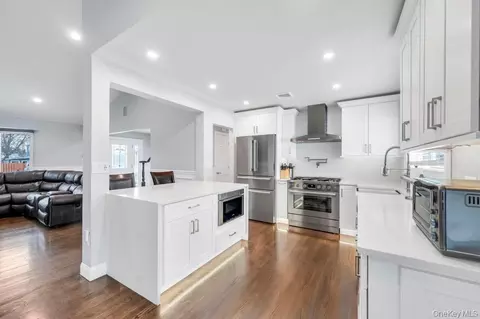 Kitchen - 5 Kittiwake Ln, Babylon, NY 11702 photo 6 of 6
