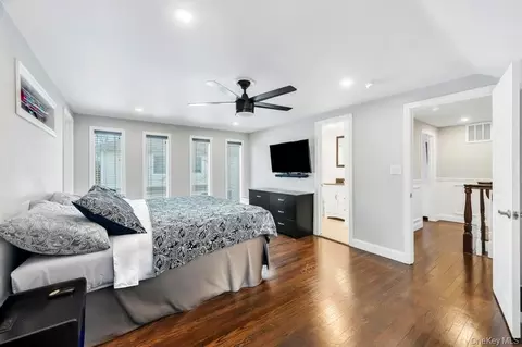 Bedroom - 5 Kittiwake Ln, Babylon, NY 11702 photo 10 of 11