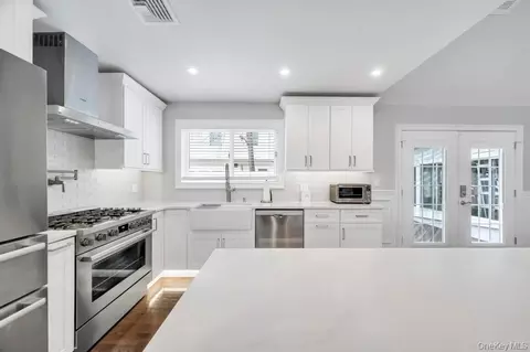 Kitchen - 5 Kittiwake Ln, Babylon, NY 11702 photo 3 of 6