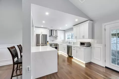 Kitchen - 5 Kittiwake Ln, Babylon, NY 11702 photo 2 of 6