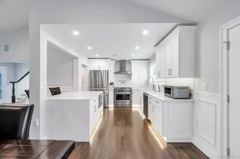 Kitchen - 5 Kittiwake Ln, Babylon, NY 11702 photo 1 of 6