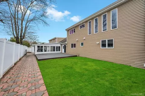 Exterior - 5 Kittiwake Ln, Babylon, NY 11702 photo 5 of 6