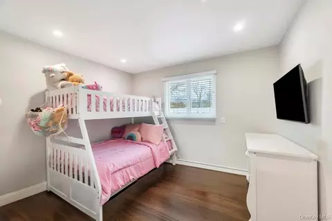 Bedroom - 5 Kittiwake Ln, Babylon, NY 11702 photo 4 of 11