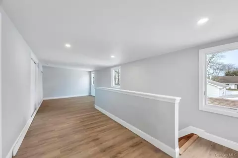 Entry Way - 5 Kittiwake Ln, Babylon, NY 11702 photo 3 of 6