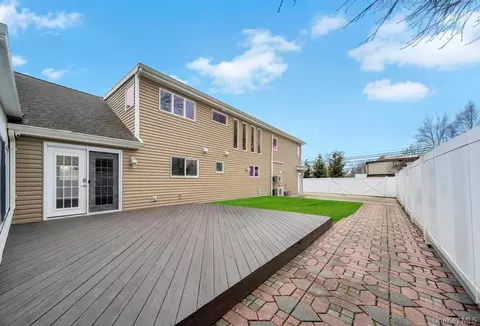 Exterior - 5 Kittiwake Ln, Babylon, NY 11702 photo 3 of 6